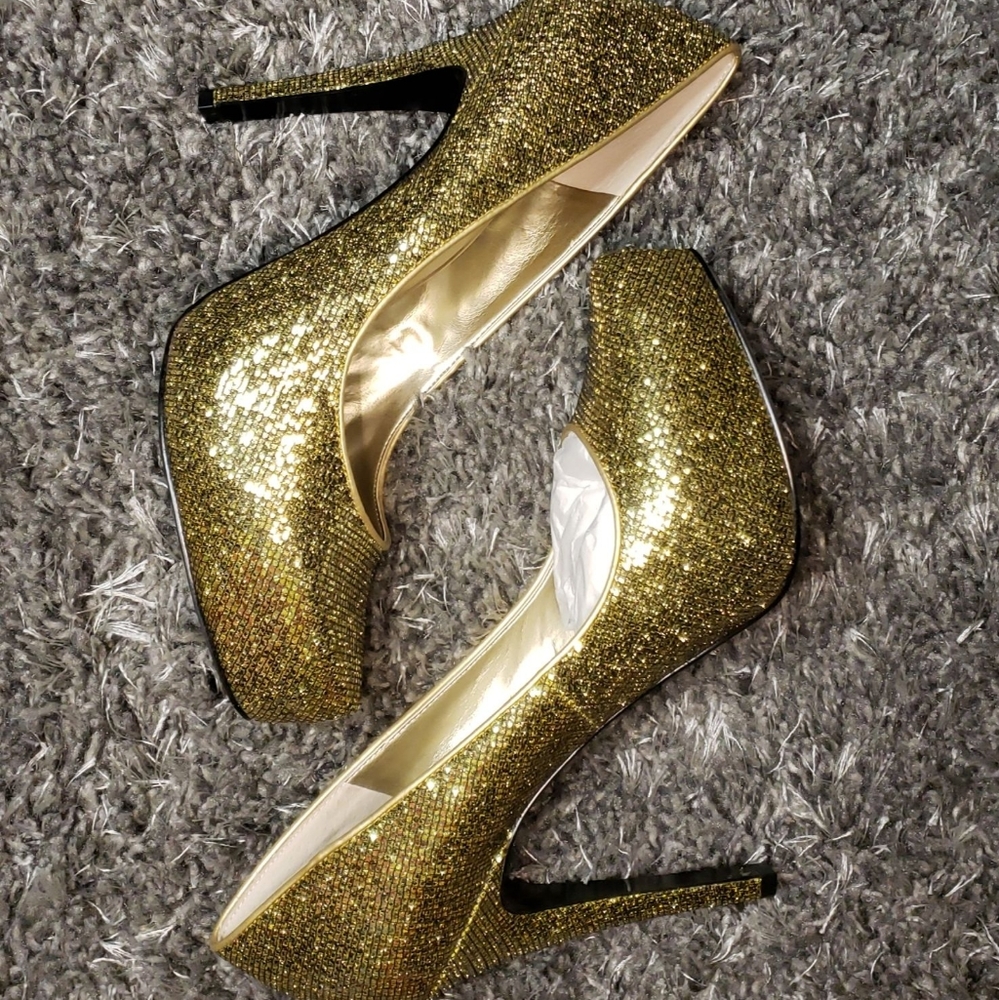 BCBG GOLD PUMP